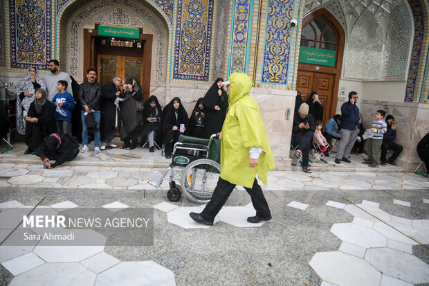 حال و هوای بارانی حرم مطهر رضوی