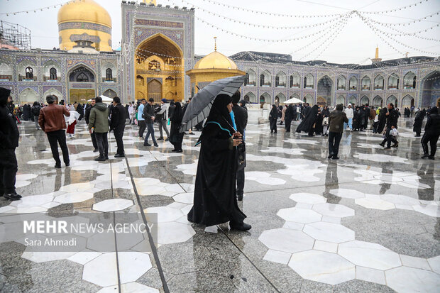 حال و هوای بارانی حرم مطهر رضوی