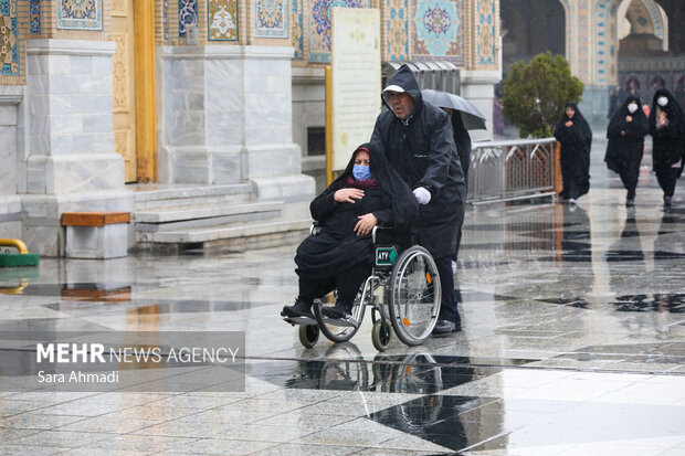 حال و هوای بارانی حرم مطهر رضوی