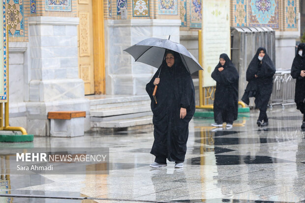 حال و هوای بارانی حرم مطهر رضوی