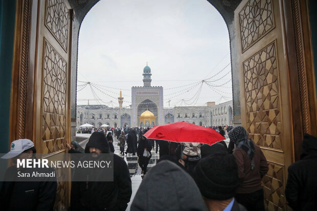 حال و هوای بارانی حرم مطهر رضوی