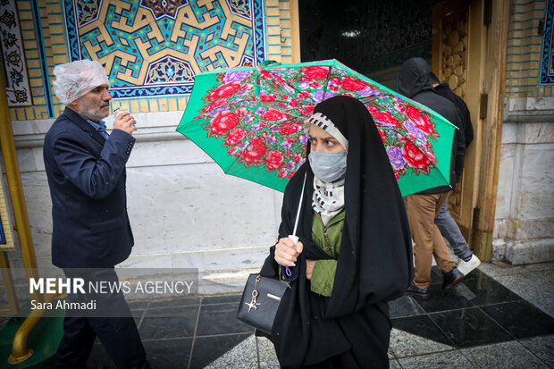 حال و هوای بارانی حرم مطهر رضوی