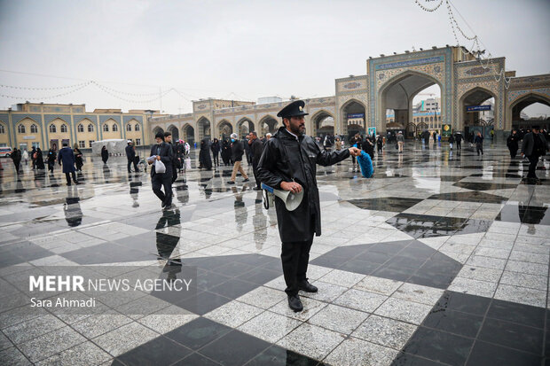 حال و هوای بارانی حرم مطهر رضوی