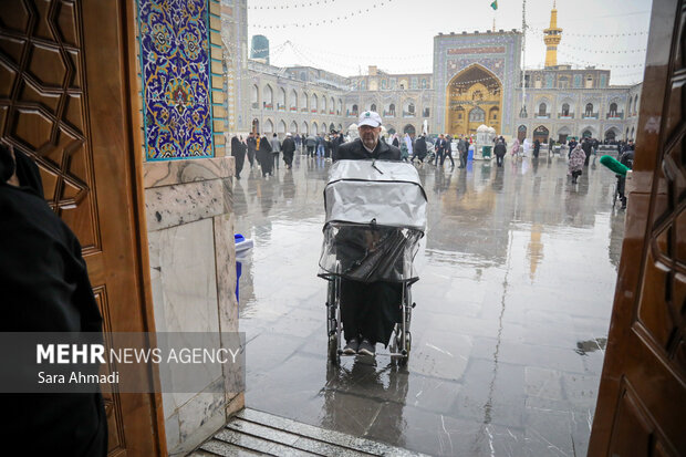 حال و هوای بارانی حرم مطهر رضوی
