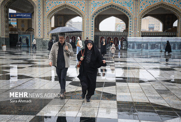 حال و هوای بارانی حرم مطهر رضوی