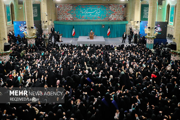 دیدار هزاران نفر از زنان و دختران