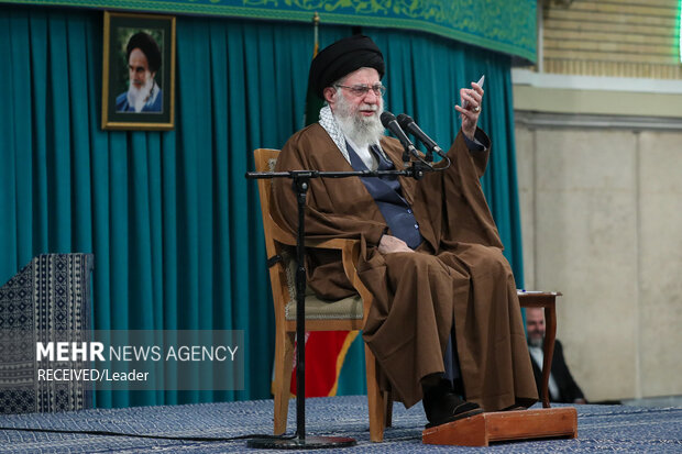 دیدار هزاران نفر از زنان و دختران با رهبر انقلاب اسلامی