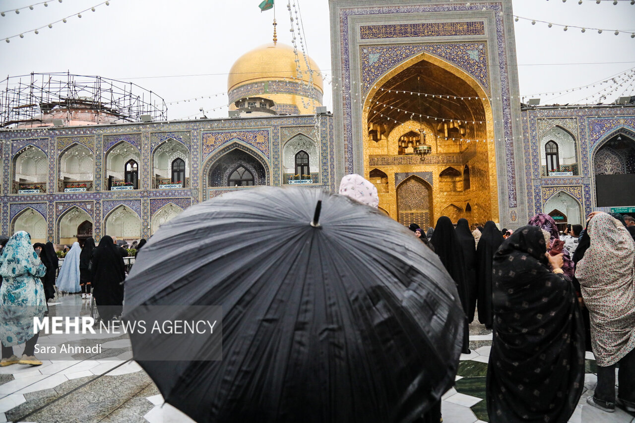 حال و هوای بارانی حرم مطهر امام رضا(ع)