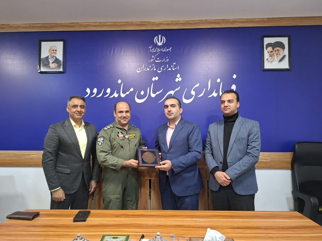 تقدیر از خلبانان نقشآفرین در عملیات اطفای حریق جنگل الیت تقدیر از خلبانان نقشآفرین در عملیات اطفای حریق جنگل الیت
