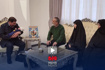 مخبر در دیدار با خانواده شهید ۱۲ روزه