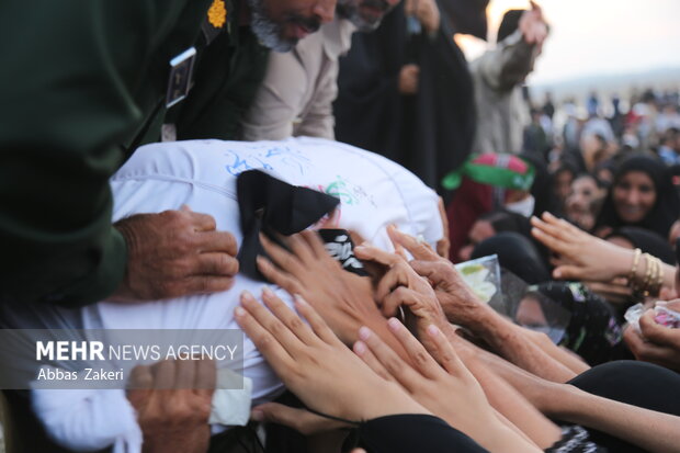 تشییع و تدفین پیکر شهید گمنام هشت سال دفاع مقدس در هشتبندی