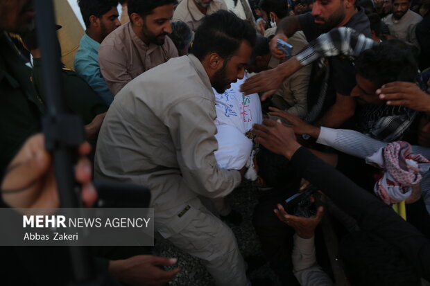 تشییع و تدفین پیکر شهید گمنام هشت سال دفاع مقدس در هشتبندی