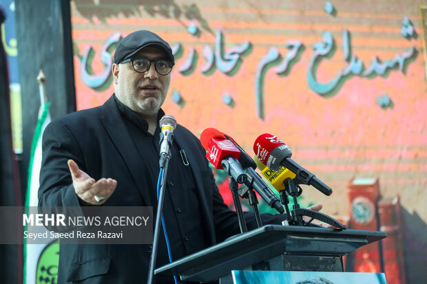 از قِبَل دعای مادرم سجاد شدم/ رونمایی کتاب را به نام مادرم برگزار کنید