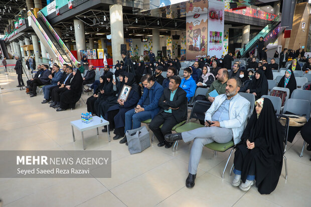 مراسم رونمایی از کتاب «حواسم هست»