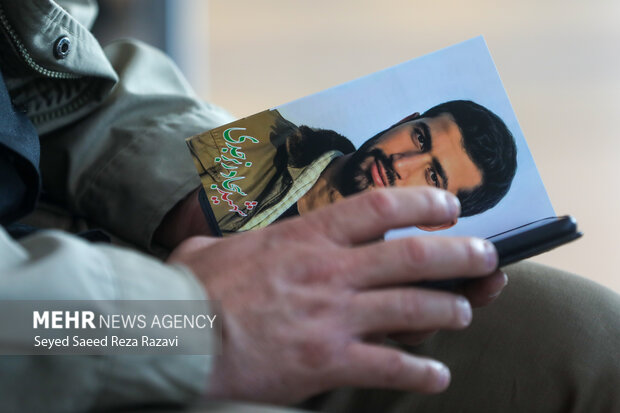 از قِبَل دعای مادرم سجاد شدم/ رونمایی کتاب را به نام مادرم برگزار کنید