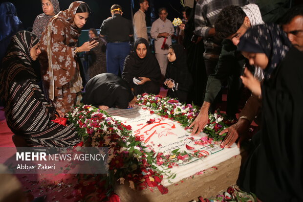 تشییع و تدفین پیکر شهید گمنام هشت سال دفاع مقدس در کرمون