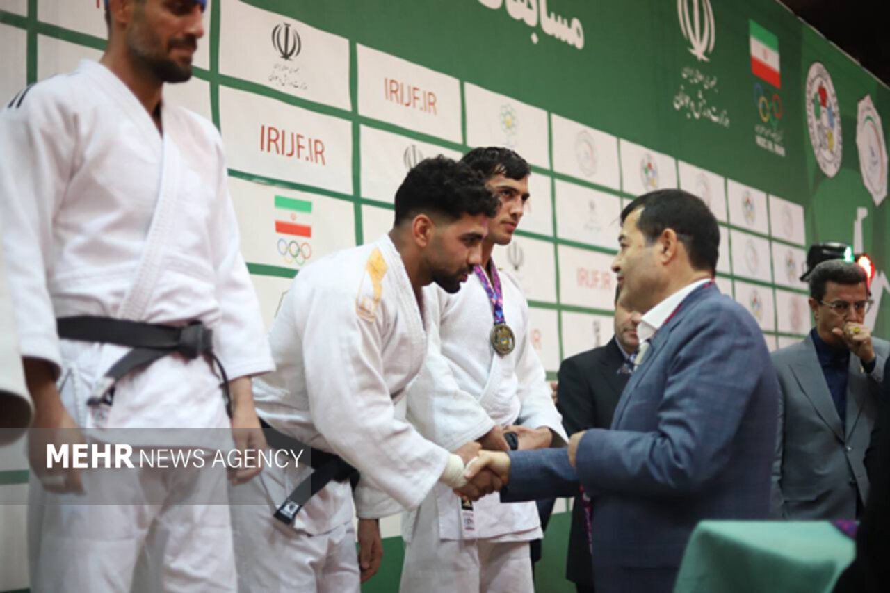 نفرات برتر چهار وزن مشخص شدند/ وزیر ورزش مدال ها را اهدا کرد