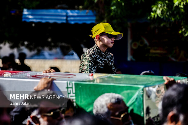 حضور پررنگ کودکان در برنامه های تشییع شهدای هرمزگان