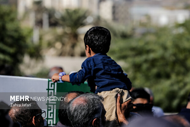 حضور پررنگ کودکان در برنامه های تشییع شهدای هرمزگان