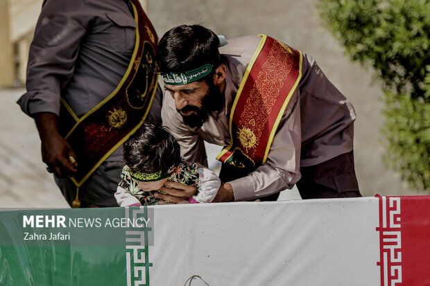 حضور پررنگ کودکان در برنامه های تشییع شهدای هرمزگان