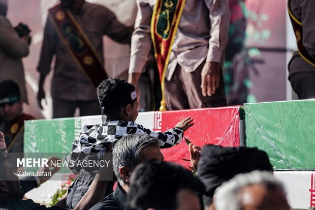 حضور پررنگ کودکان در برنامه های تشییع شهدای هرمزگان