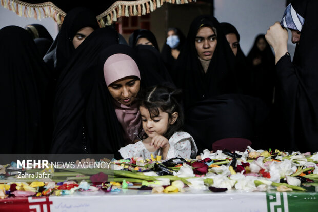 حضور پررنگ کودکان در برنامه های تشییع شهدای هرمزگان