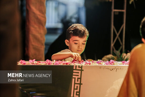 حضور پررنگ کودکان در برنامه های تشییع شهدای هرمزگان