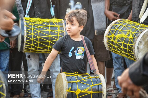 حضور پررنگ کودکان در برنامه های تشییع شهدای هرمزگان