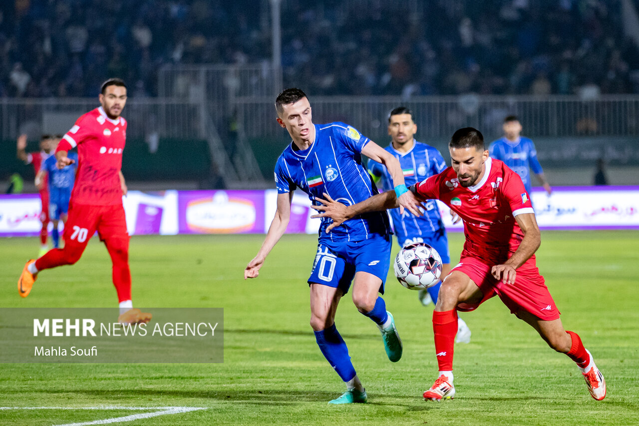 آغاز صدوهفتمین دیدار تیمهای فوتبال استقلال و پرسپولیس در نصف جهان