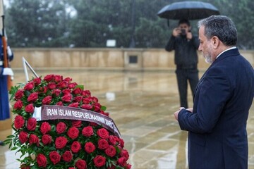Iran FM Araghchi visits Azeri Martyrs’ Memorial