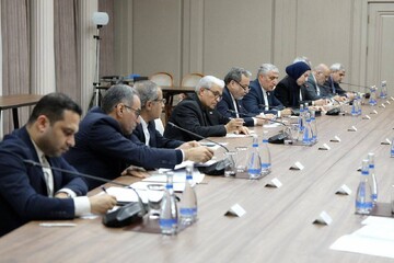 عراقجي يبحث مع نائب رئيس الوزراء الاذربيجاني تعزيز العلاقات بين البلدين