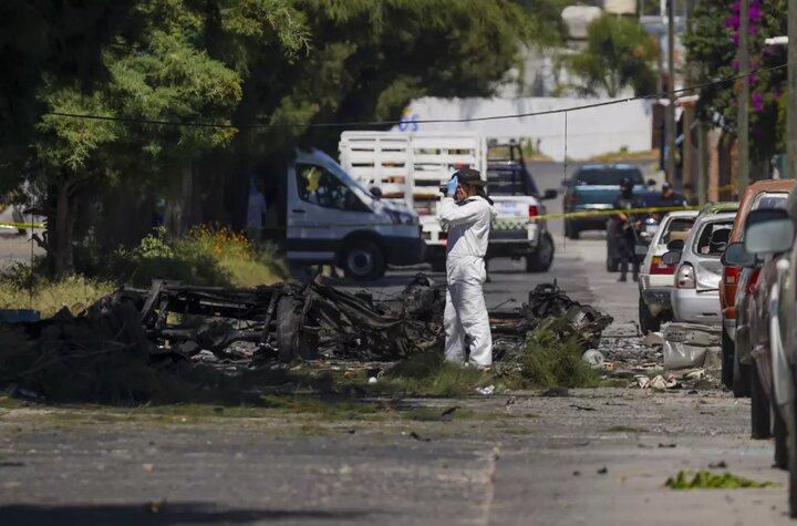 Car bomb kills five in front of Mexican police station