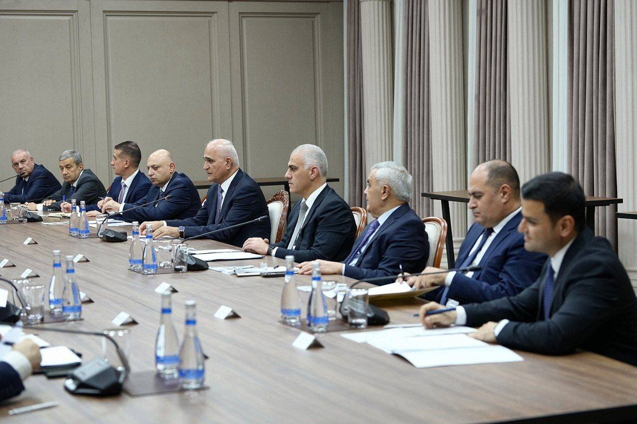 FM Araghchi meets Azerbaijani parliament speaker, deputy PM