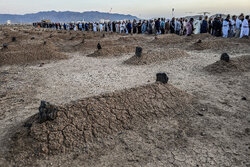 ماموران سعودی مانع ایستادن و عکس گرفتن زائران در بقیع شدند