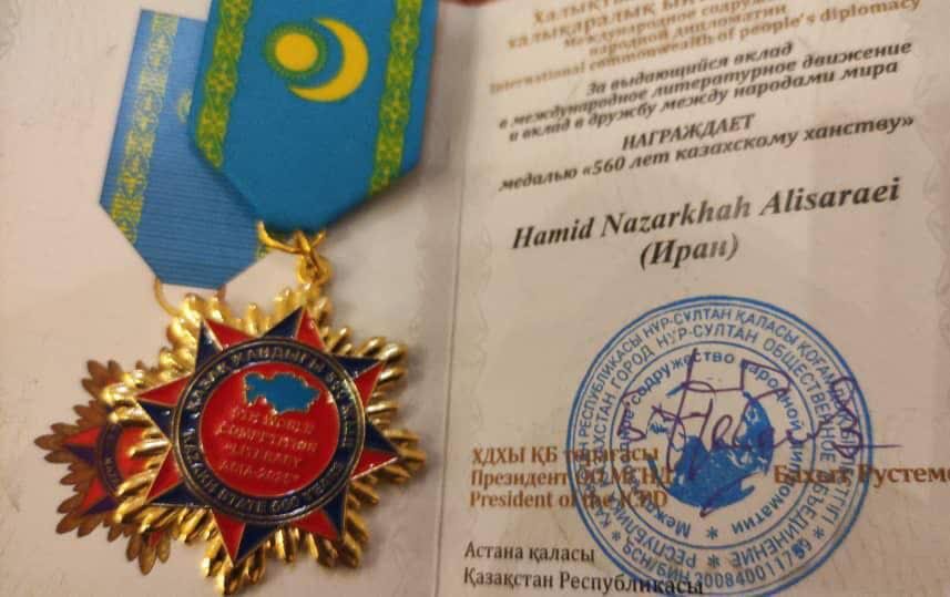 نشان طلای «۵۶۰ سالگی خان‌نشین قزاق» به نویسنده ایرانی اهدا شد