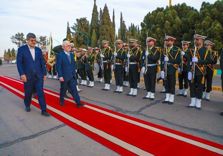 وزير الداخلية يصل إلى يزد لتشغيل العديد من مشاريع الصناعة والبنية التحتية