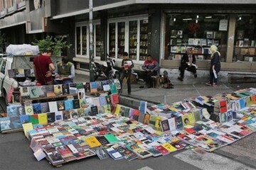 ساماندهی فروش کتاب و فعالیت دست‌فروشان در خیابان انقلاب