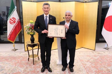 وزير الخارجية الياباني يمنح رئيس جامعة تربية مدرس شهادة تقدير