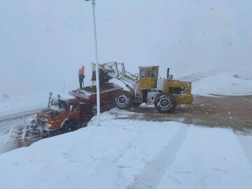 نجات راننده گرفتار در برف محور مسدود اولنگ رامیان پس از ۶ روز