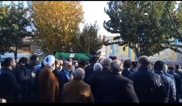 مراسم تشییع پیکر آیت‌الله شاهچراغی بر دستان مردم قدرشناس سمنان