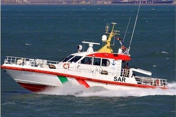 خدمه یک فروند لنج باری در مسیر دبی- لاور ساحلی نجات یافتند