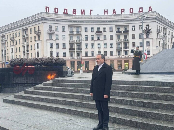 VIDEO: FM Araghchi lays wreath at Victory Monument in Minsk