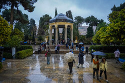 بارش باران پاییزی در آرامگاه حافظیه شیراز