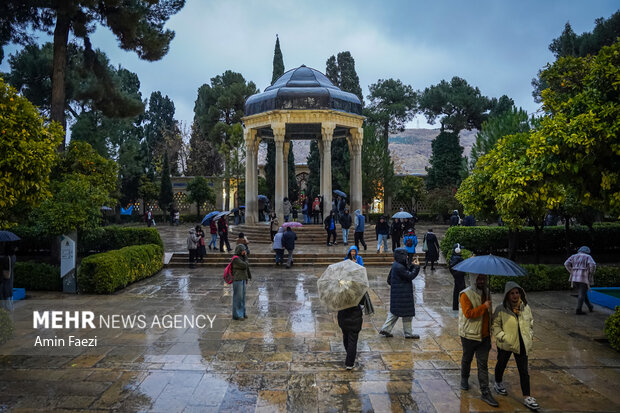 بارش باران پاییزی در آرامگاه حافظیه شیراز بارش باران پاییزی در آرامگاه حافظیه شیراز