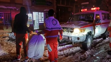 امدادرسانی هلال‌احمر فریمان به گرفتارشدگان در برف و کولاک