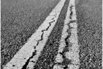 نورانی: روکش آسفالت جاده آیسک به فردوس چهار ماه هم دوام نیاورد