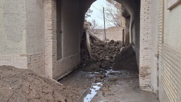 نفوذ روان آب باعث ریزش و تخریب بخشی از دروازه پنجاهه نائین شد