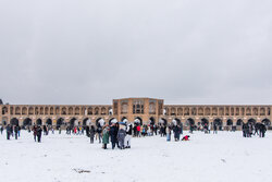 İsfahan'da kar sevinci