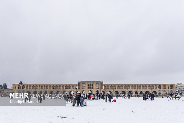 İsfahan'da kar sevinci