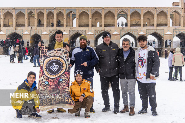İsfahan'da kar sevinci